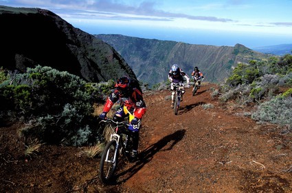 France, île de la Réunion, région du sud-est, Piton de la Fournaise, classé Patrimoine Mondial de l'UNESCO, descente en VTT des pentes du volcan