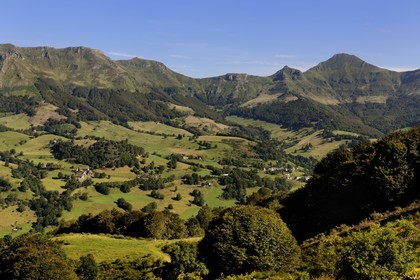 France, Cantal (15), monts du Cantal, Parc Naturel Régional des Volcans d' Auvergne, la vallée de la Jordanne vers Mandaille-Saint-Julien
