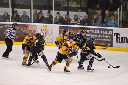 France, Haute-Savoie (74), Morzine, match de hockey sur glace du Hockey Club Morzine-Avoriaz appelé les Pingouins