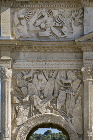France, Vaucluse (84), Orange, l'arc de triomphe d'Orange, classé Patrimoine Mondial de l'UNESCO, arc monumental romain du début du Ier siècle, trophée d'armes avec boucliers, étendards, casques ...