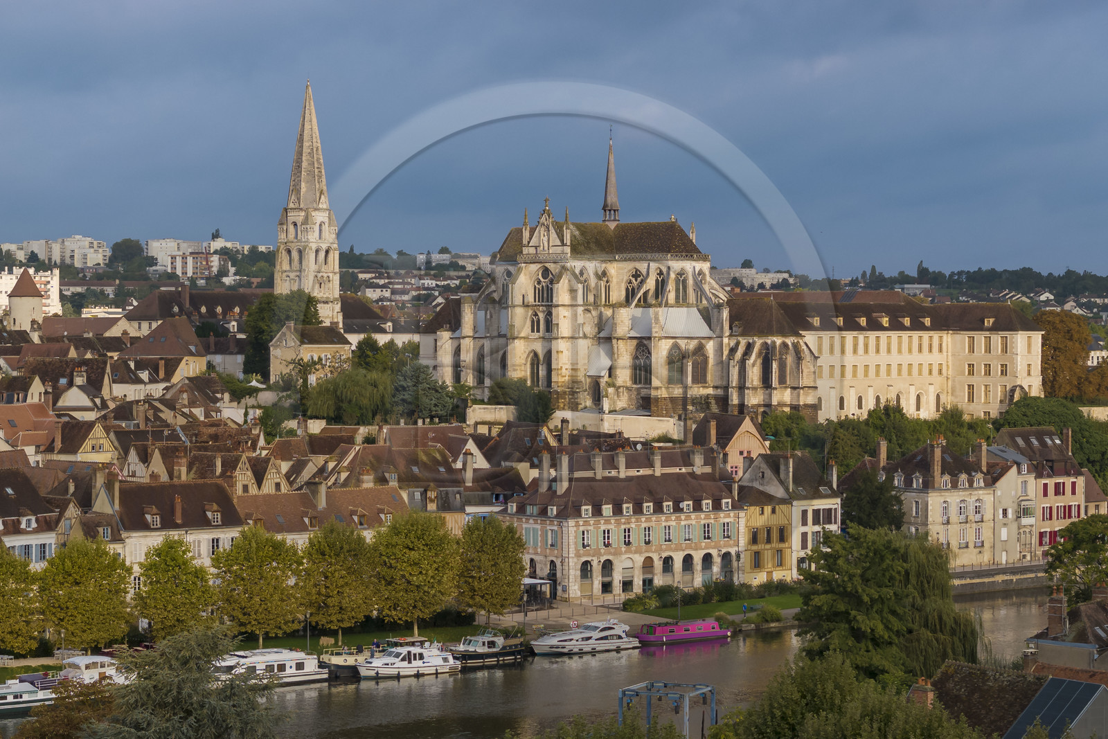 France, Yonne (89), Auxerre, l'abbaye Saint-Germain surplombant le quartier de la Marine et la Coulée verte cyclable en bordure de l'Yonne  qui longe le port (vue aérienne)