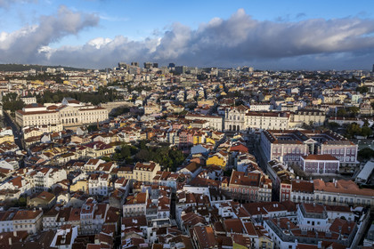 Portugal, Lisbonne, quartier de Misericordia à l'ouest du Bairro Alto, à gauche le palais de Sao Bento qui abrite l'Assemblée de la République portugaise, au centre l'église Igreja de Nossa Senhora das Merces collée à l'Ecole Passos Manuelà droite (vue aérienne)