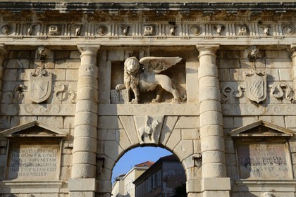 Croatie, Dalmatie, côte dalmate, Zadar, la Porte de Terre-Ferme surmontée du lion ailé vénitien (Lion de Saint Marc)