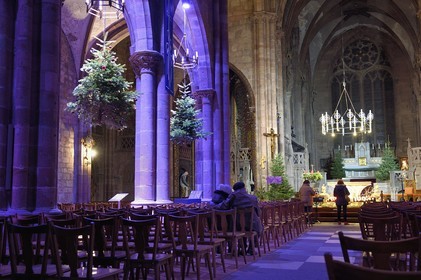 France, Bas-Rhin (67), Selestat, les sapins suspendus sous les arcs de la nef de l'église Saint-Georges sont décorés traditionnellement de pommes, bredele, boules en tenant compte d'une évolution dans le temps