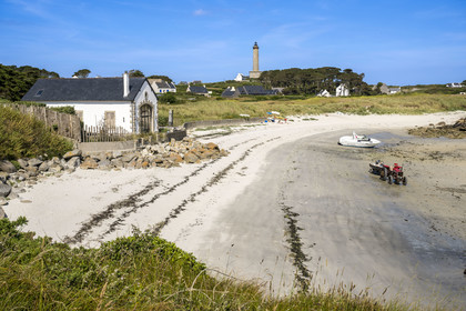 France, Finistère (29), Iles du Ponant, Ile de Batz, la plage de Porz Reter à marée basse et l'ancien local de sauvetage en mer