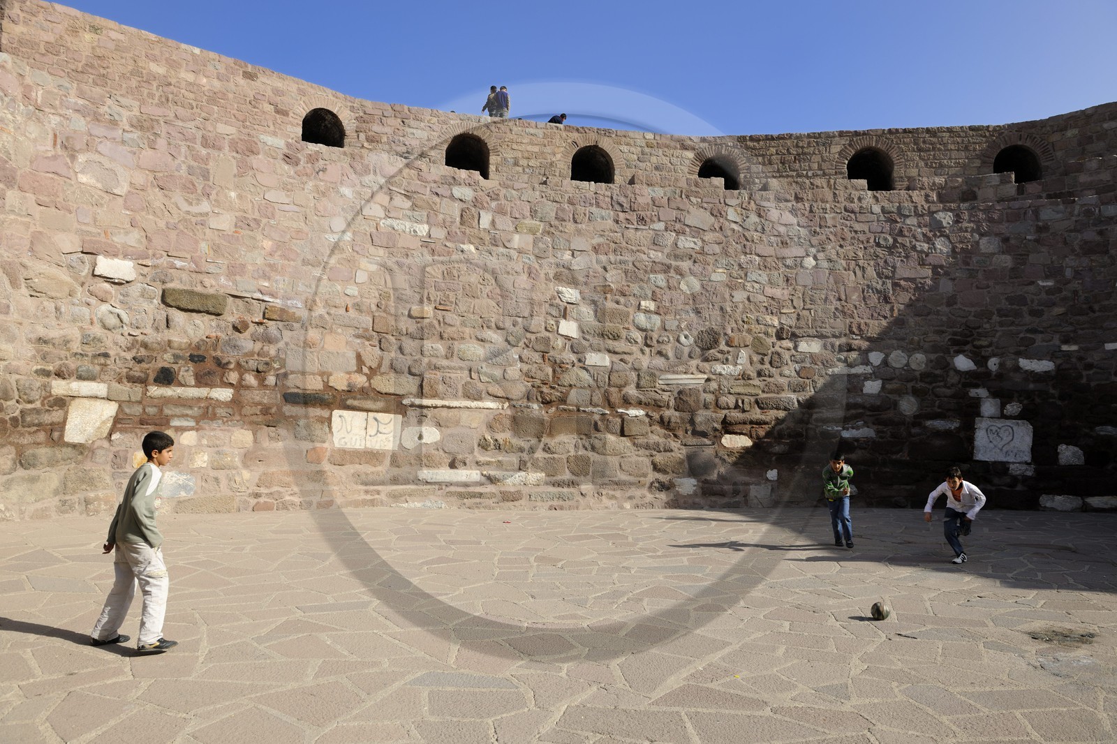 Turquie, Anatolie centrale, Ankara, la citadelle dans la vieille ville, enfants jouant au football dans les remparts