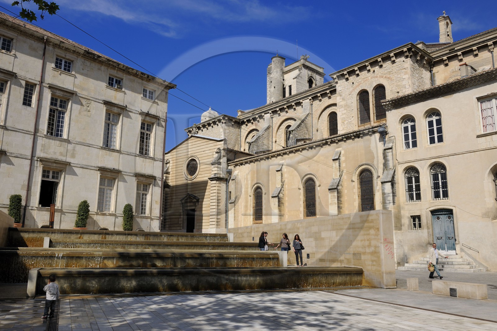France, Gard (30), Nimes, place du Chapitre, la monumentale fontaine en escalier et la Cathédrale Notre-Dame-et-Saint-Castor