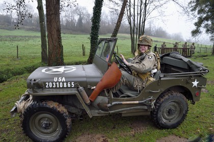 France, Eure (27), Sainte-Colombe-prés-Vernon, Allied Reconstitution Group (association de reconstitution historique de la 2éme Guerre Mondiale américain et Maquis), reconstitueur en uniforme de la 101e division aéroportée US conduisant une jeep Willys
