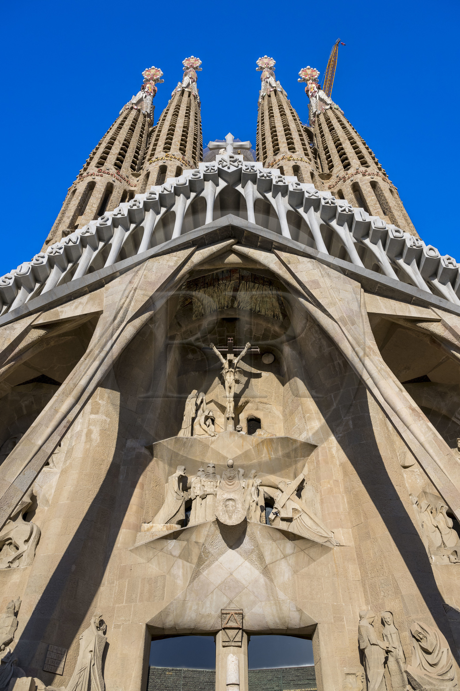 Espagne, Catalogne, Barcelone, quartier de l'Eixample, basilique de la Sagrada Familia de l'architecte du modernisme catalan Antoni Gaudi classée Patrimoine Mondial de l'UNESCO, la façade de la passion dont les sculptures ont été réalisées par Josep Maria Subirachs, la crucifixion et calvaire