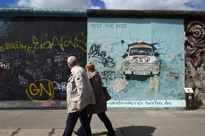Allemagne, Berlin, Friedrichshain-Kreuzberg, East Side Gallery, le mur, oeuvre de Birgit Kinder datant des années 1990 et rénovée en 2009 représentant une voiture Trabant arrivant de Berlin Est intitulée Test the best