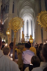 France, Meurthe-et-Moselle (54), Saint-Nicolas-de-Port, basilique de Saint Nicolas, procession aux flambeaux qui est fêtée depuis 1245 à l'occasion de la Saint-Nicolas, la relique du dextre bénissante de saint Nicolas (selon la tradition il s'agit de l'os d'une phalange de la main droite de l'évêque) qui est conservée dans un bras reliquaire de la fin du XIXème siècle en argent, or, émaux et diamants