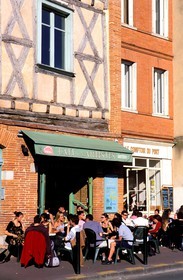 France, Haute-Garonne (31), Toulouse, terrasse de café sur le place de le Daurade