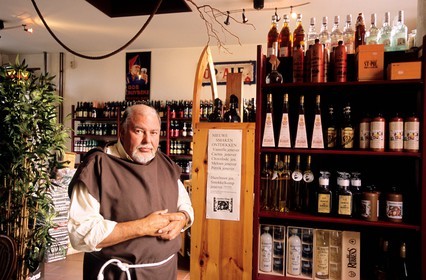 Belgique, Flandre, village de Baarle-Hertog   Baarle-Nassau, la maison de la bière Het Brouwershuis et son patron déguisé souvent en moine trappiste
