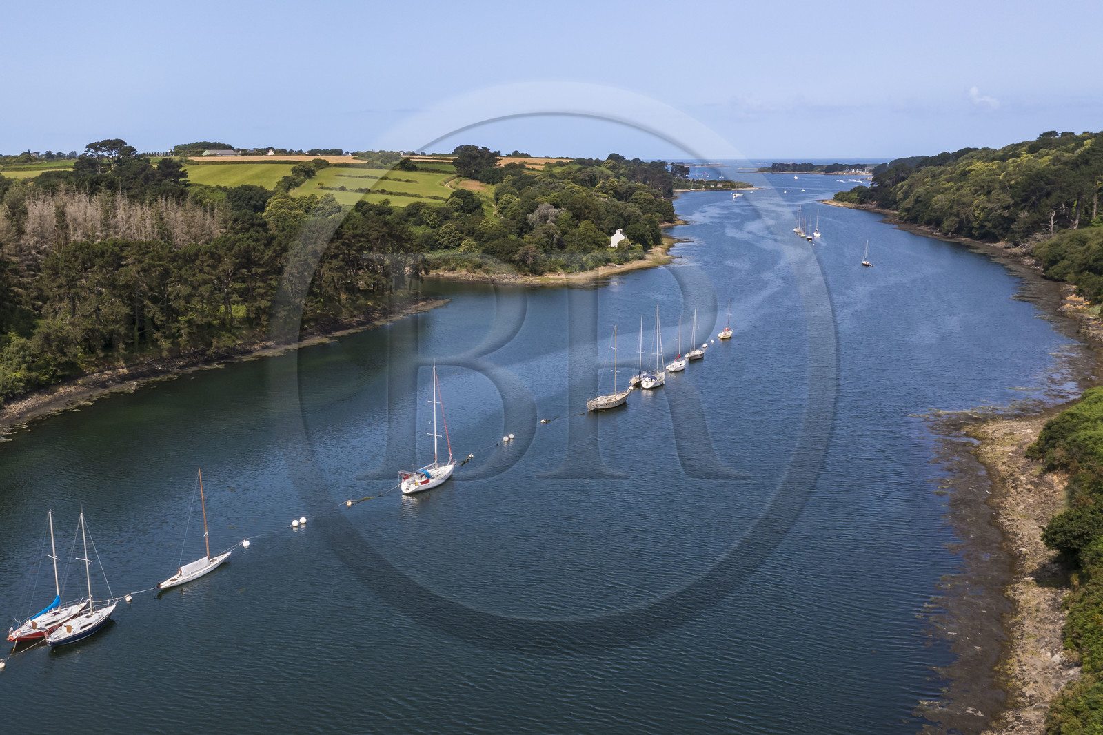 France, Finistère (29), Pays des Abers, Aber Wrac'h, Plouguerneau, mouillage de voiliers près de la cale de Paluden (vue aérienne)