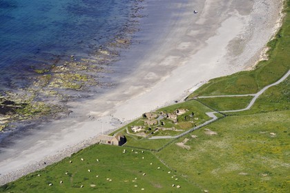 Royaume-Uni, Ecosse, Iles Orcades, Ile de Mainland, ruines du village préhistorique de Skara Brae, classées Patrimoine Mondial de l'UNESCO et la Baie de Skaill (vue aérienne)