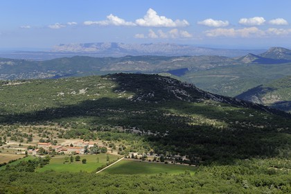 France, Var (83), Plan d’Aups Sainte Baume, Hôtellerie de la Sainte-Baume et montagne de la Sainte Victoire en arrière plan