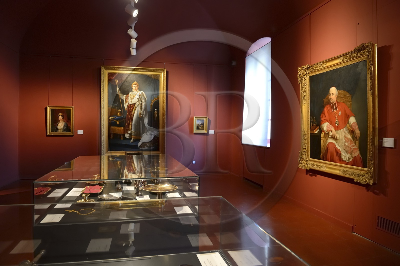 France, Corse-du-Sud (2A), Ajaccio, musée Fesch (musée des beaux-arts), salle de la collection napoléonienne, le sacre de Napoleon au centre et portrait de Cardinal Fesch à droite