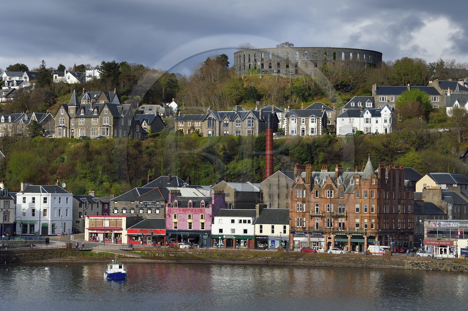 Royaume-Uni, Ecosse, Highland, Argyll and Bute, Oban, le port et la distillerie de whisky