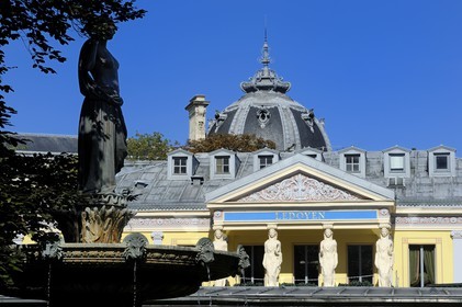 France, Paris (75), façade du Pavillon Ledoyen, restaurant gastronomique et toit du Petit Palais en arrière plan