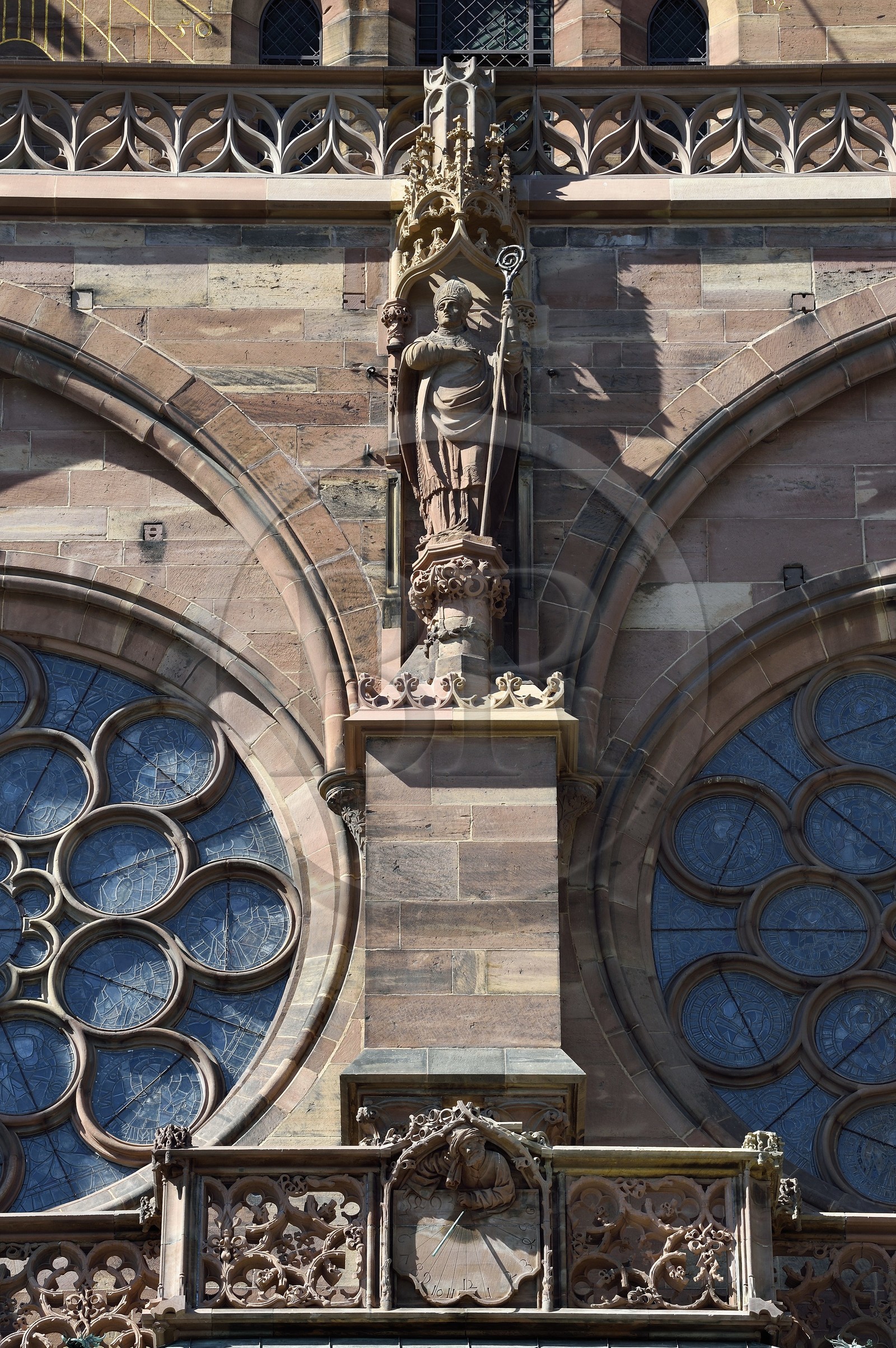 France, Bas-Rhin (67), Strasbourg, vieille ville classée au Patrimoine Mondial de l'UNESCO, la cathédrale Notre-Dame, facade sud, au dessus du Portail du transept sud appelé du Jour du jugement, statue de saint Arbogaste, l'un des patrons de l'Alsace, au dessus de l'astrologue qui se penche sur un cadran solaire (XVème siècle)