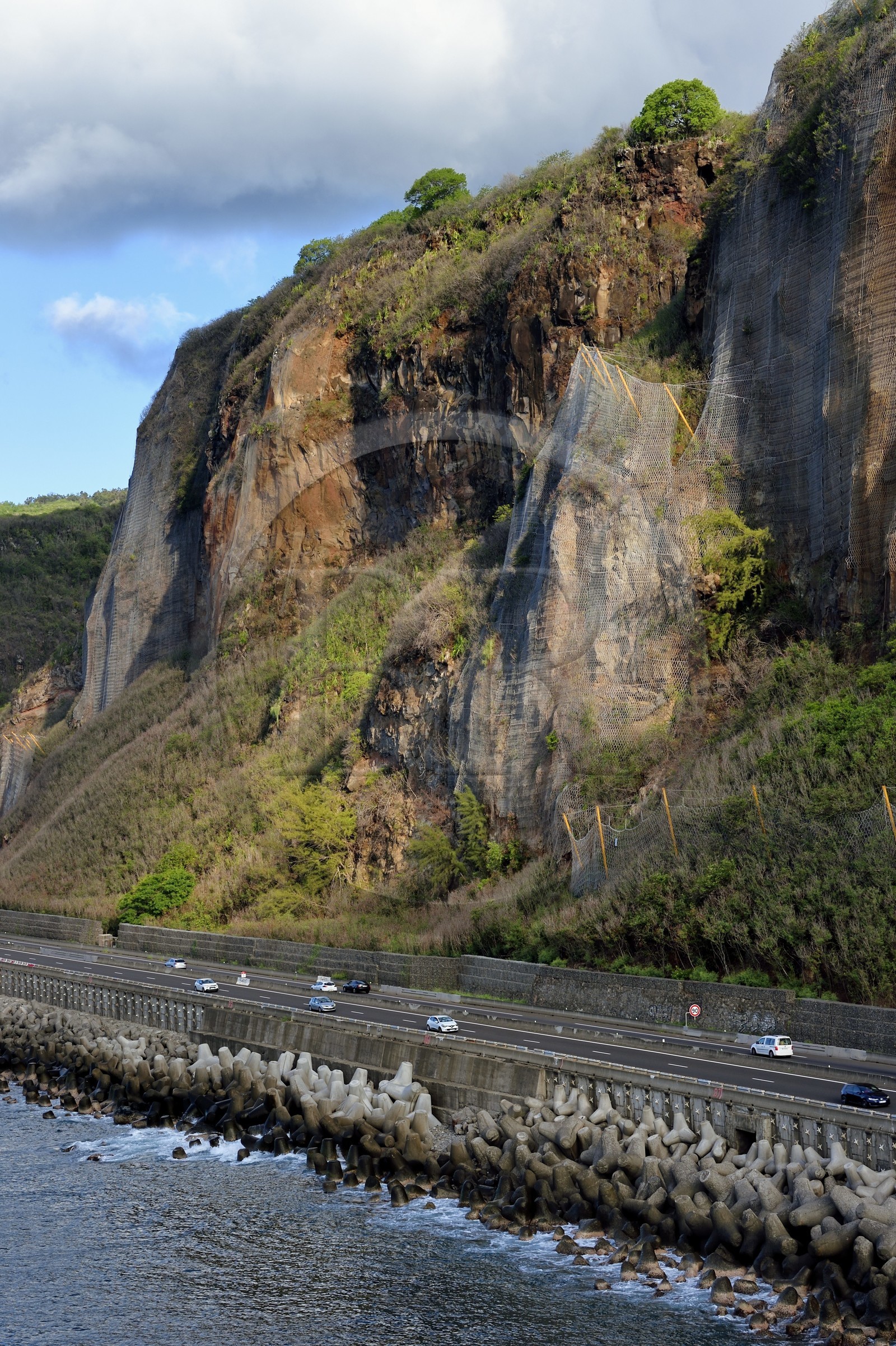 France, Ile de la Reunion, La Possession, l'ancienne route nationale Route du Littoral entre la capitale Saint-Denis et le principal port de commerce à l’Ouest, toujours sous la menace de chutes de pierres