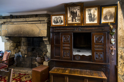 France, Finistère (29), Roscoff, lit clos et cheminée dans la pièce principale d'une ancienne maison d'armateur