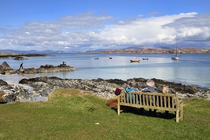 Royaume-Uni, Ecosse, Highland, Hébrides intérieures, rochers et  plage de sable sur l'Ile de Iona faisant face au Ross of Mull
