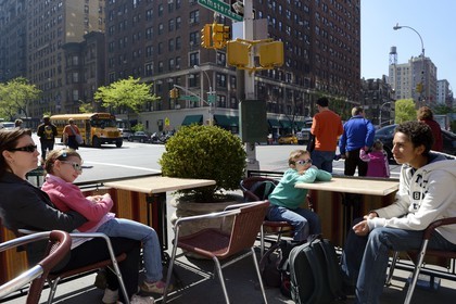 Etats-Unis, New York, Manhattan, Upper West Side, terrasse de café à l'angle de Amsterdam Avenue et 79th Street