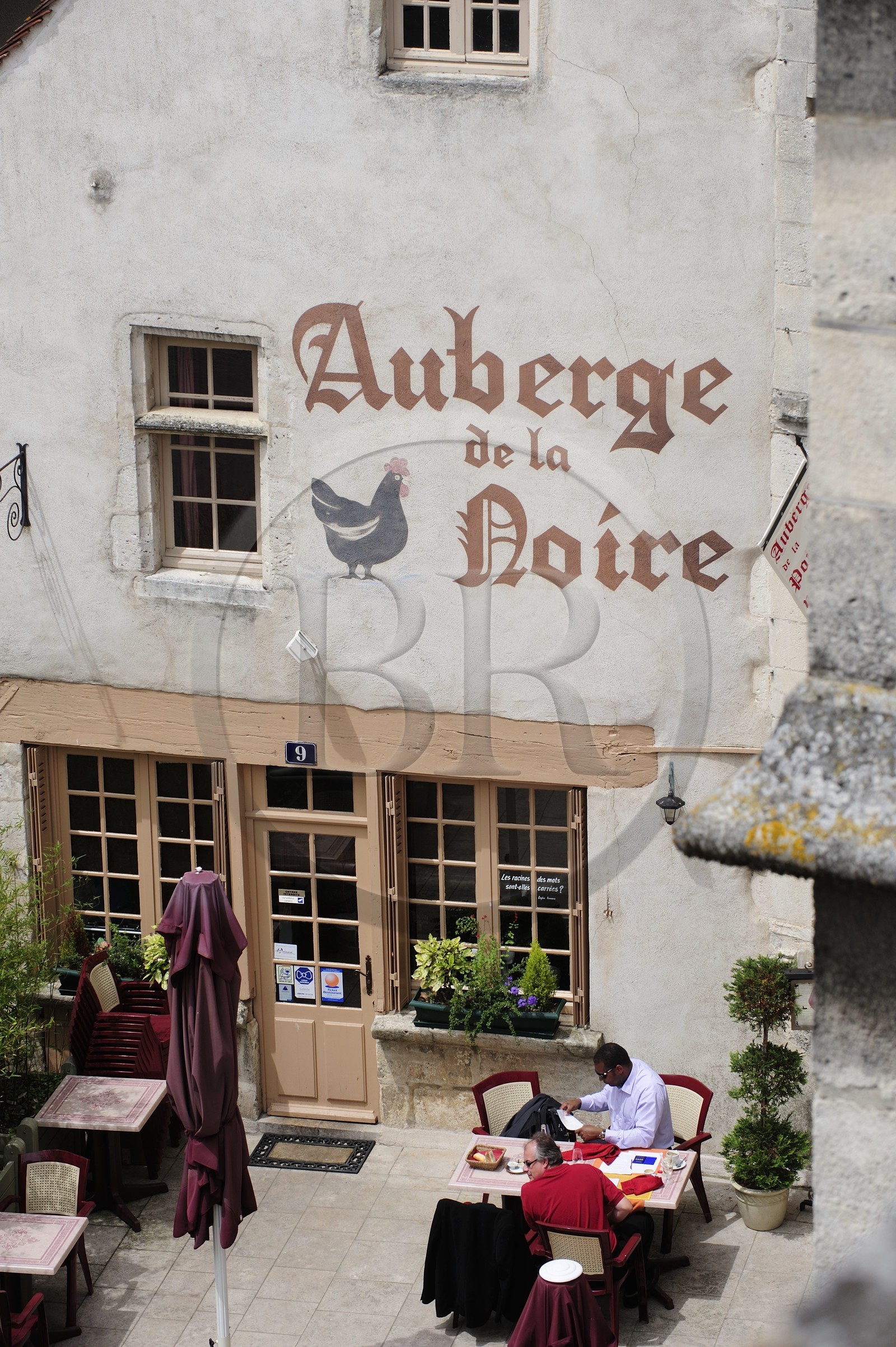 France, Nièvre (58), La Charité-sur-Loire, l'Auberge de la Noire à l'ombre du clocher Sainte Croix