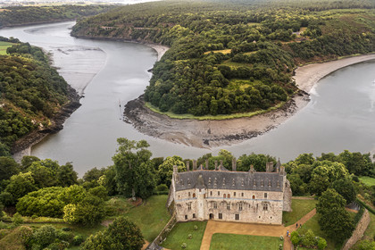France, Côtes d'Armor (22), Ploezal, chateau de La Roche-Jagu au bord de la Trieux (vue aérienne)