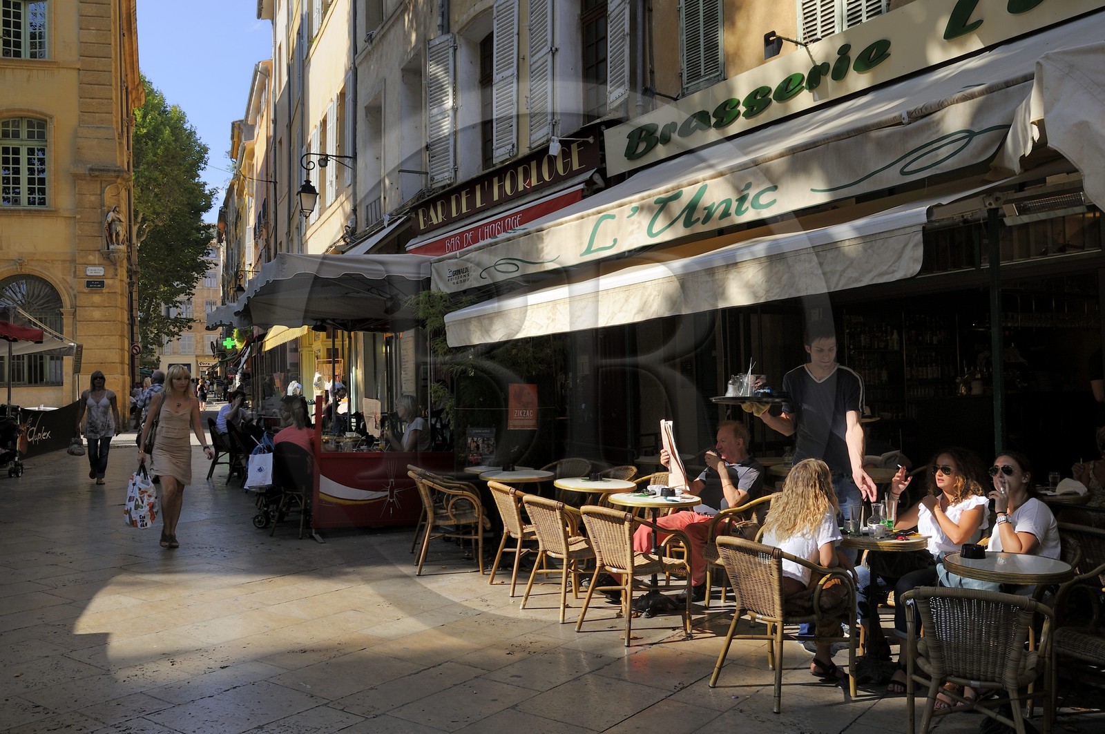 France, Bouches-du-Rhône (13), Aix-en-Provence, place Richelme, terrasse de café