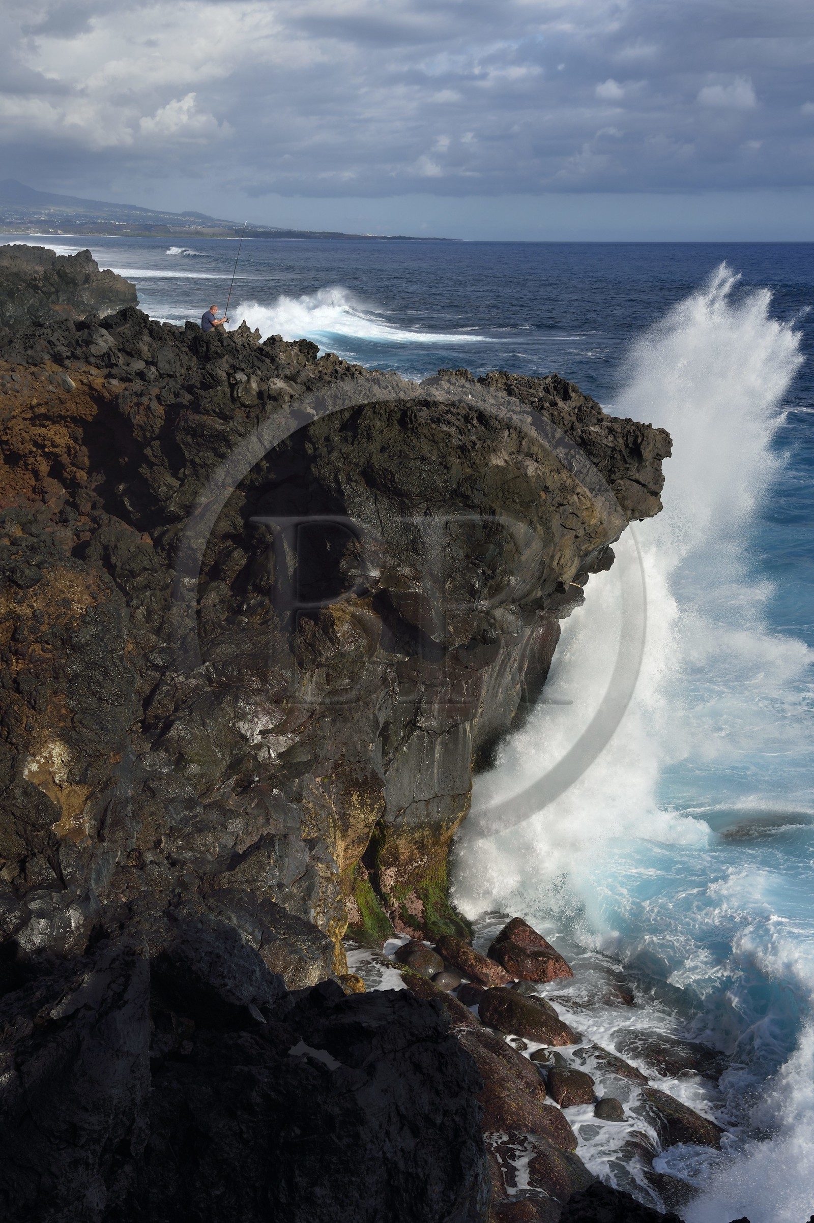 France, Ile de la Reunion, L'Etang Salé les Bains, la côte entre Le Gouffre et l'Etang du Gol, roches noires basaltiques d'origine volcanique tourmentées par l'océan