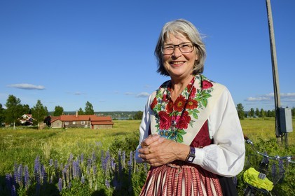 Sweden, Dalarna County, Leksand area, Midsummer celebrations in the tiny hamlet of Hjulbäck, woman in traditional costume