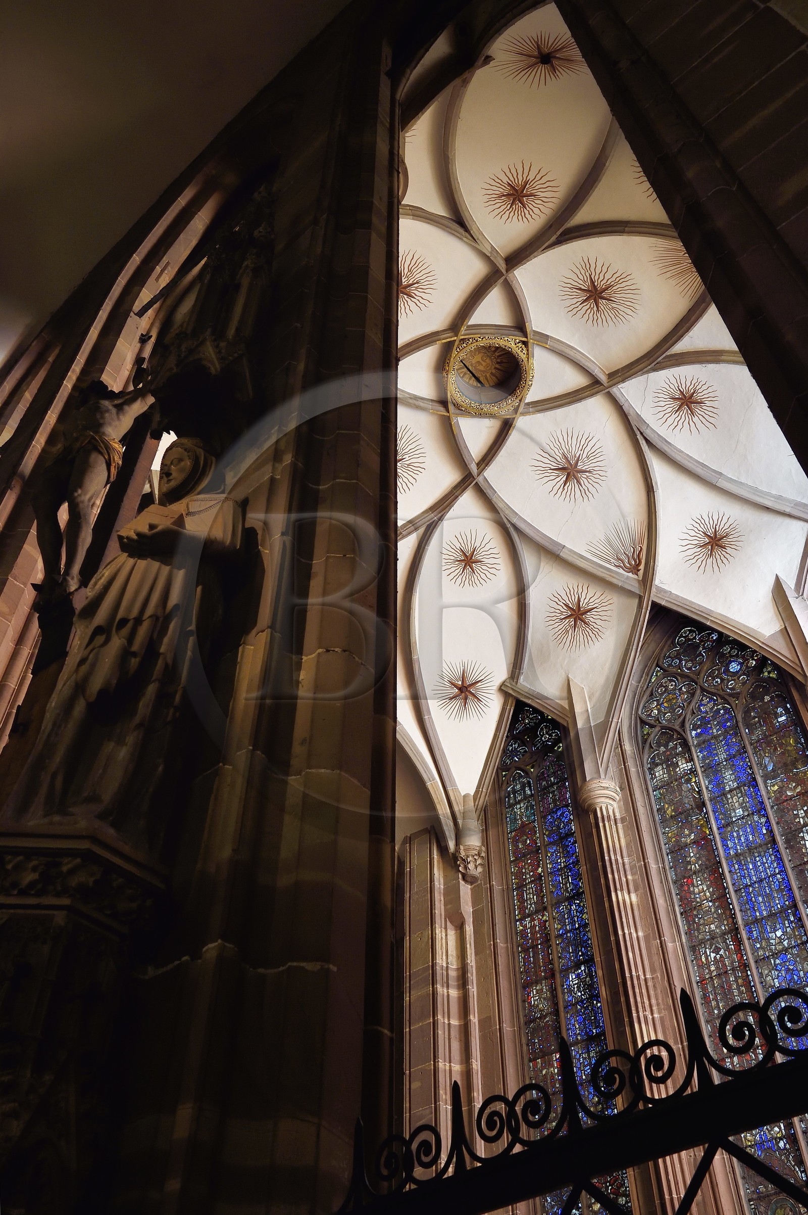 France, Bas-Rhin (67), Strasbourg, vieille ville classée au Patrimoine Mondial de l'UNESCO, la cathédrale Notre-Dame, piliers devant la chapelle Sainte-Catherine (XIVème siècle)