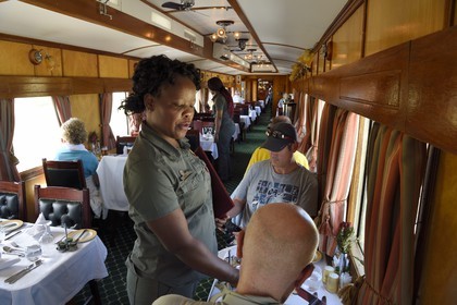Namibie, région de Erongo, le train Shongololo express, la voiture-restaurant