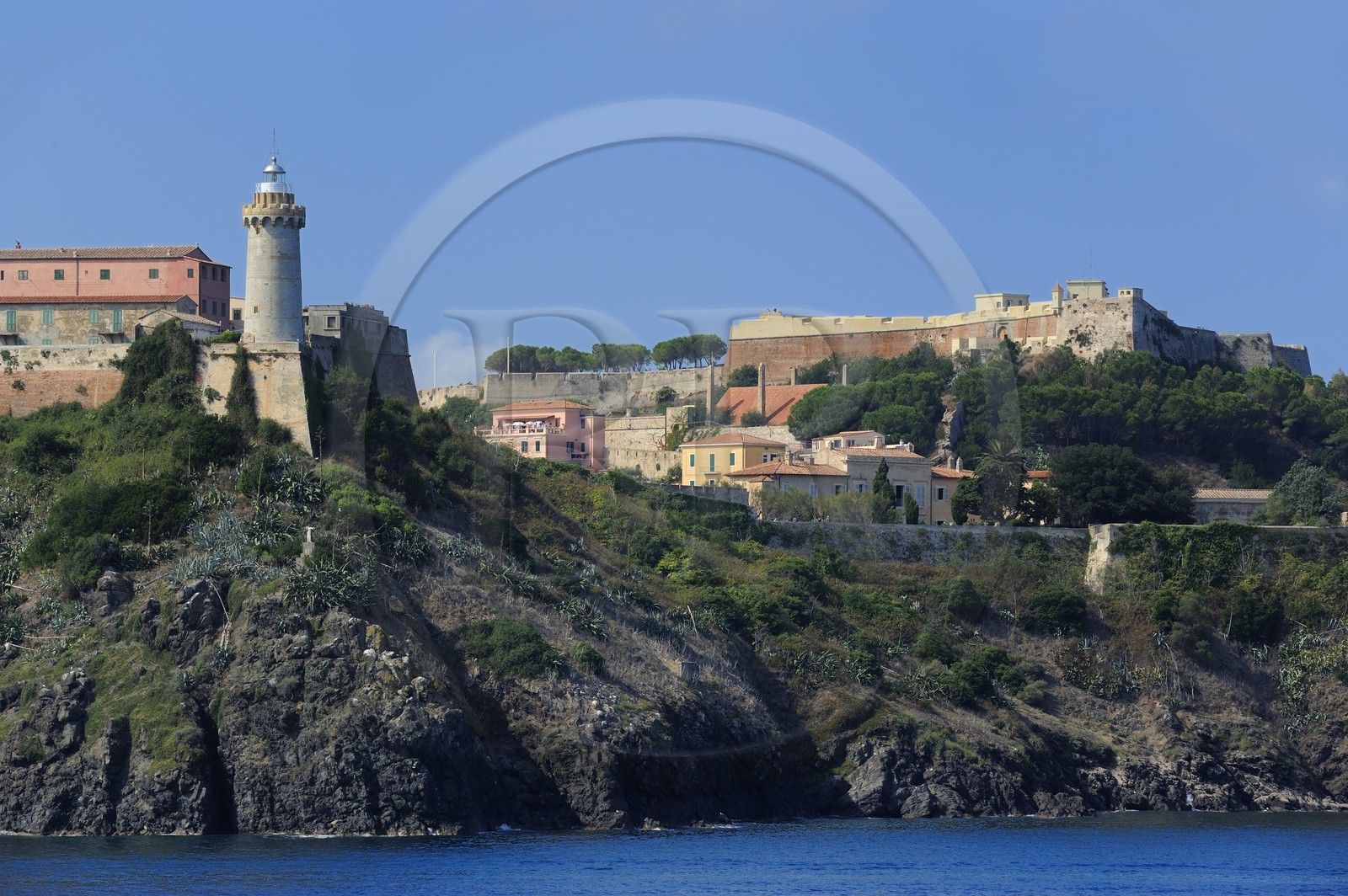 Italie, Toscane, Ile d’Elbe, la forteresse Médicis, le phare de Portoferraio et la maison de Napoléon 1er dans le Palazzina dei Mulini en bordure de la falaise
