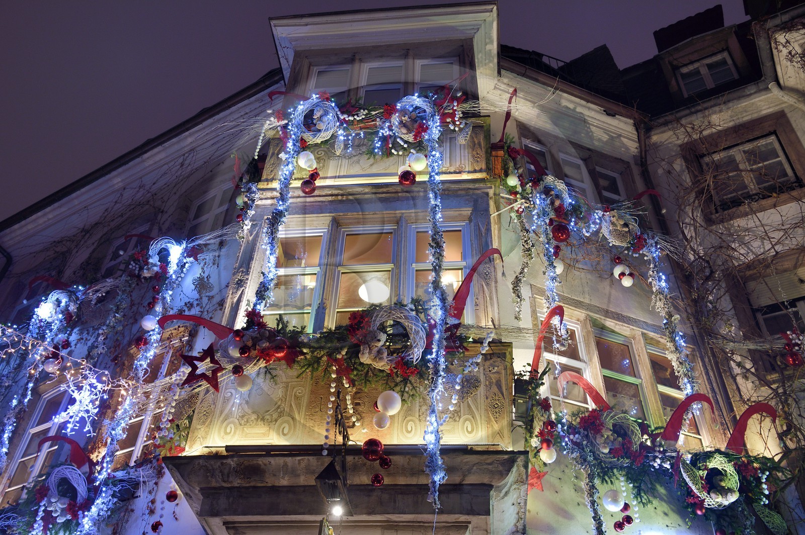 France, Bas-Rhin (67), Strasbourg, vieille ville classée Patrimoine Mondial de l'UNESCO, winstub Le Gruber décoré pendant le marché de Noël rue du Maroquin