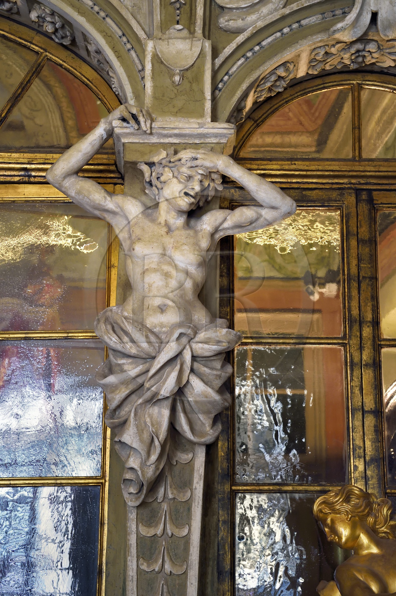 France, Alpes-Maritimes (06), Nice, quartier du Vieux Nice, Palais Lascaris du milieu XVIIe siècle, facade de l'alcove (début du 18ème siècle) de la chambre d’apparat du deuxième étage, atlante