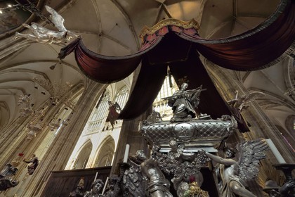 République Tchèque, Prague, centre historique classé Patrimoine Mondial de l'UNESCO, quartier de Hradcany, la cathédrale Saint-Guy à l'intérieur du chateau Royal, tombe baroque de Saint Jean Nepomucène en argent