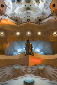 Espagne, Catalogne, Barcelone, quartier de l'Eixample, basilique de la Sagrada Familia de l'architecte du modernisme catalan Antoni Gaudi classée Patrimoine Mondial de l'UNESCO, la statue en bronze de Saint Georges (Sant Jordi) par le sculpteur Subirachs au centre de l'intérieur de la facade de la Gloire et la voute de la Nef en haut