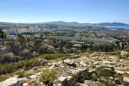France, Bouches-du-Rhône (13), Marseille, les quartiers Nord, site archéologique celto-ligure de l'oppidum de Verduron fondé à la fin du IIIe siècle av. J.-C au premier plan, la Cité de la Bricarde, le centre commercial Grand Littoral et la Cité Castellane en arrière plan