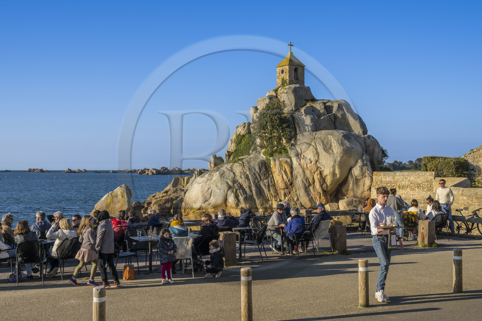 France, Côtes-d'Armor (22), Côte d'Ajoncs, Penvénan, Port Blanc sur le chemin de Grande Randonnée GR 34, le Rocher de la Sentinelle surmonté d'un oratoire
