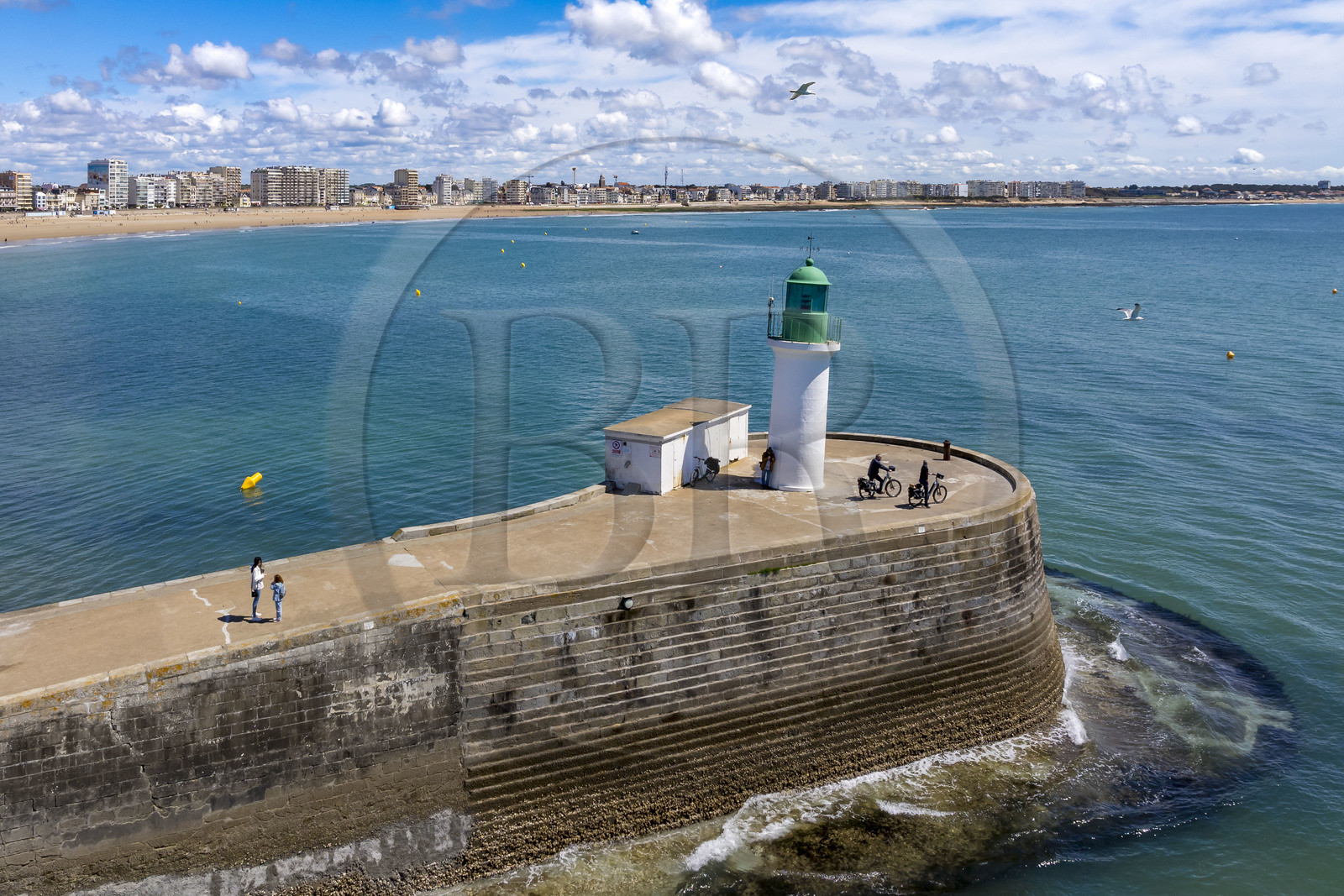 France, Vendée (85), Les-Sables-d'Olonne, la balise d'entrée du chenal au bout de la jetée des skippers classés de la course du Vendée Globe (vue aérienne)
