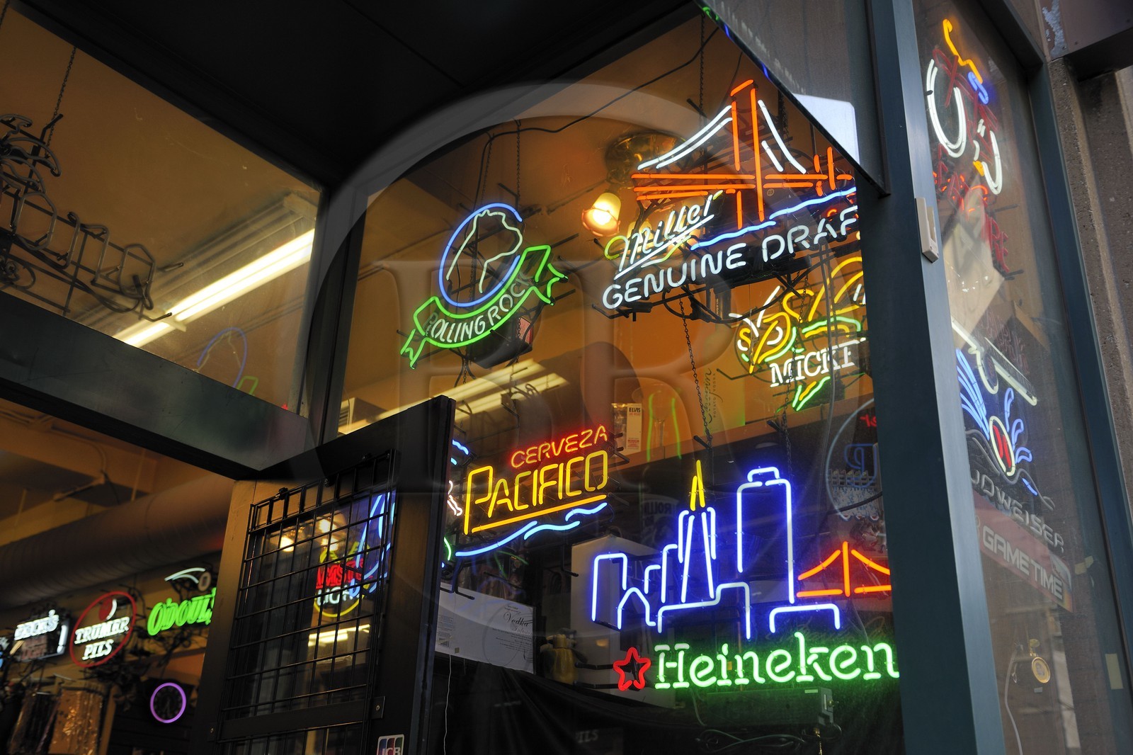 Etats-Unis, Californie, San Francisco, enseignes lumineuses de bières dans le quartier de South Of Market