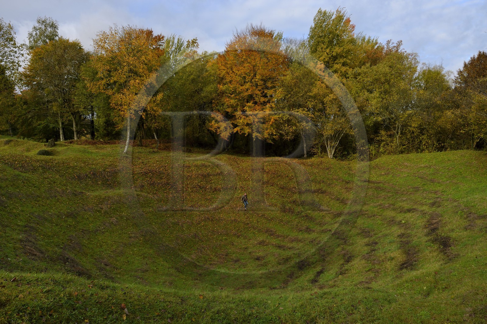 France, Meuse (55), Parc régional de Lorraine, Cotes de Meuse, Les Éparges, traces des combats d’une des luttes les plus meurtrières de la Première Guerre mondiale, entonnoir résultant d'explosions de mines pour le contrôle du « point X » qui domine la plaine