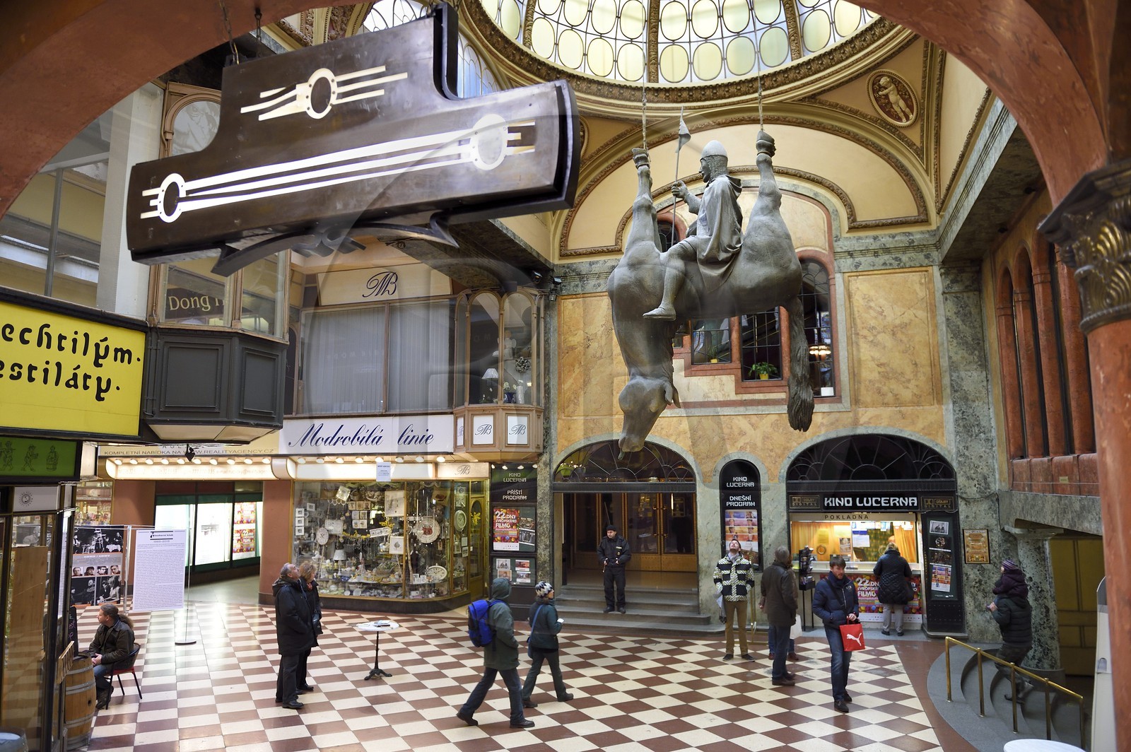 République Tchèque, Prague, centre historique classé Patrimoine Mondial de l'UNESCO, nouvelle ville (Nove mesto), galerie marchande du palais Lucerna, statue de Saint Venceslas du sculpteur David Cerny