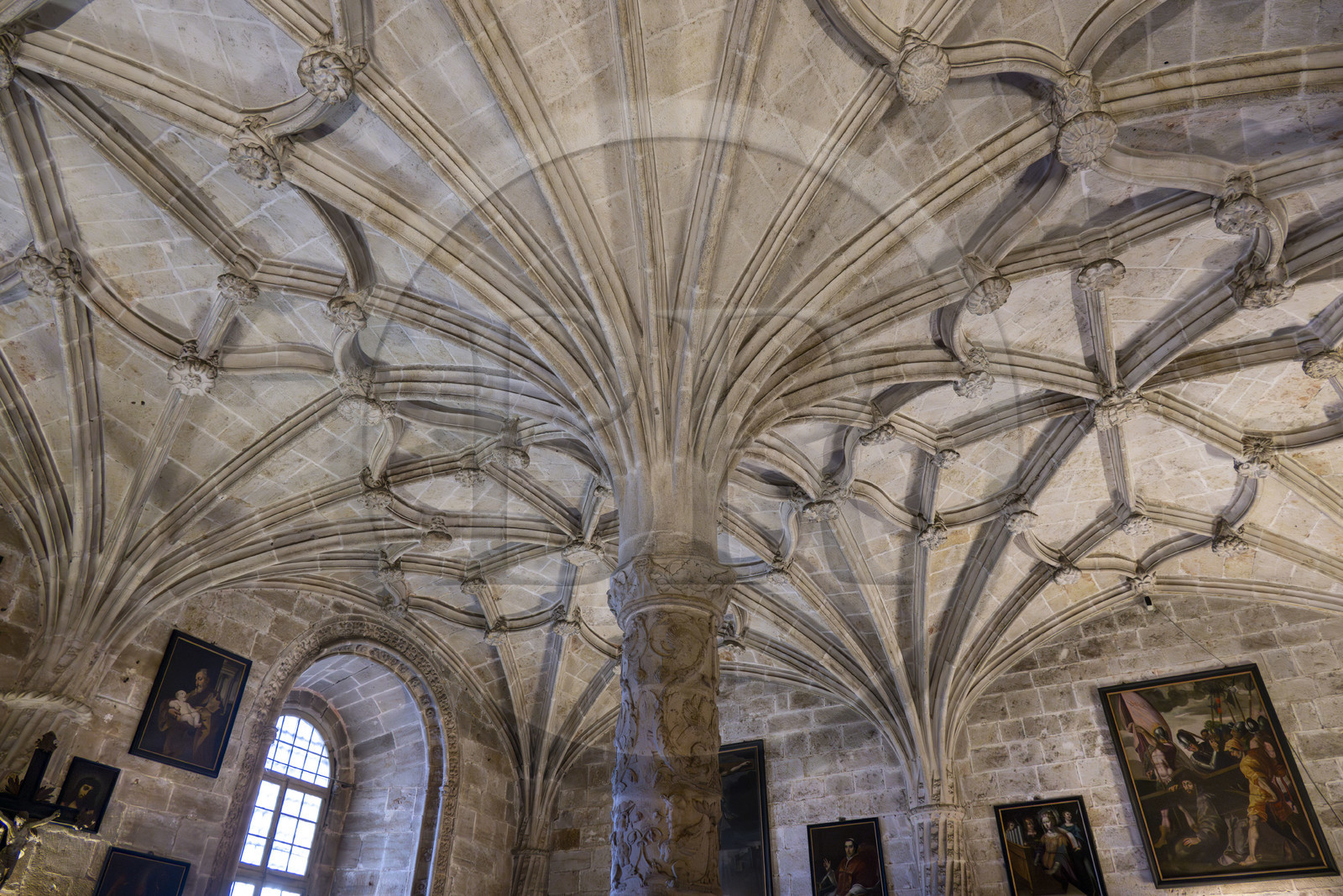 Portugal, Lisbonne, Bélem, Monastere des Hiéronymites (Mosteiro dos Jerónimos), classé Patrimoine Mondial de l'UNESCO, église Santa Maria, la sacristie recouverte de voutes à liernes et tiercerons