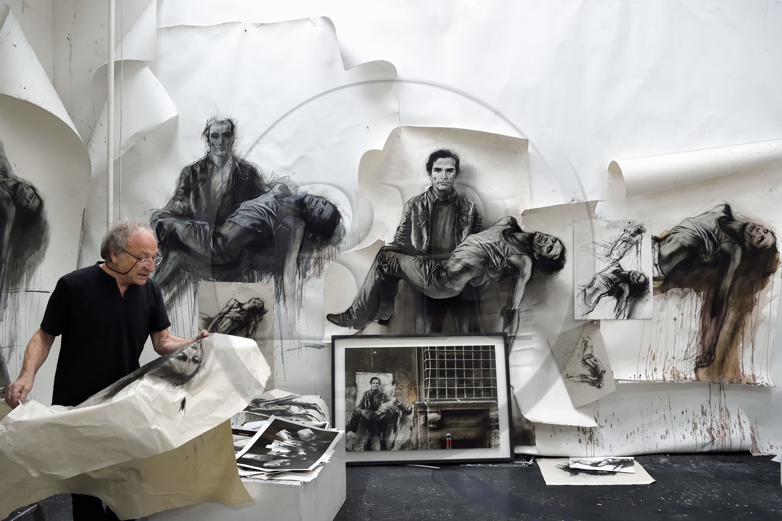 France, Ivry-sur-Seine (94), l'artiste plasticien Ernest Pignon-Ernest dans son atelier