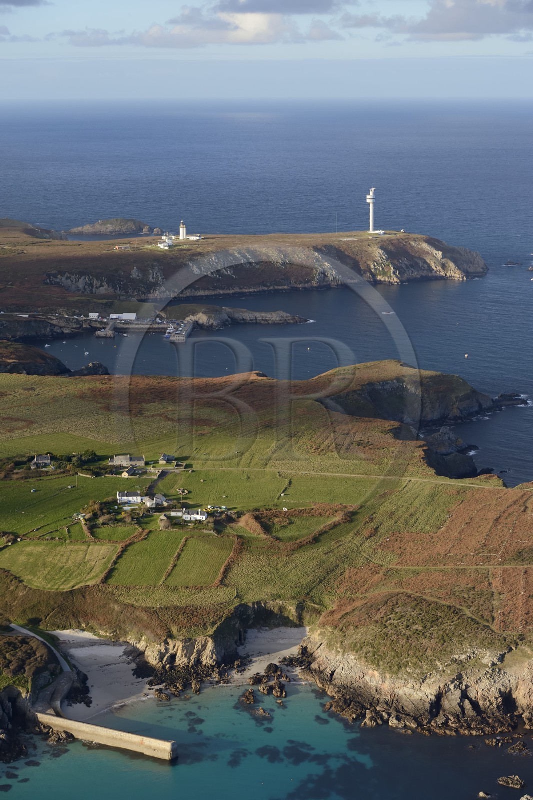 France, Finistère (29), parc naturel régional d'Armorique, mer d'Iroise, Ile d'Ouessant, réserve de Biosphère (UNESCO), la côte sud-est, la tour radar du Stiff qui surveille le rail de circulation maritime passant au large d'Ouessant et le port maritime en arrière plan (vue aérienne)