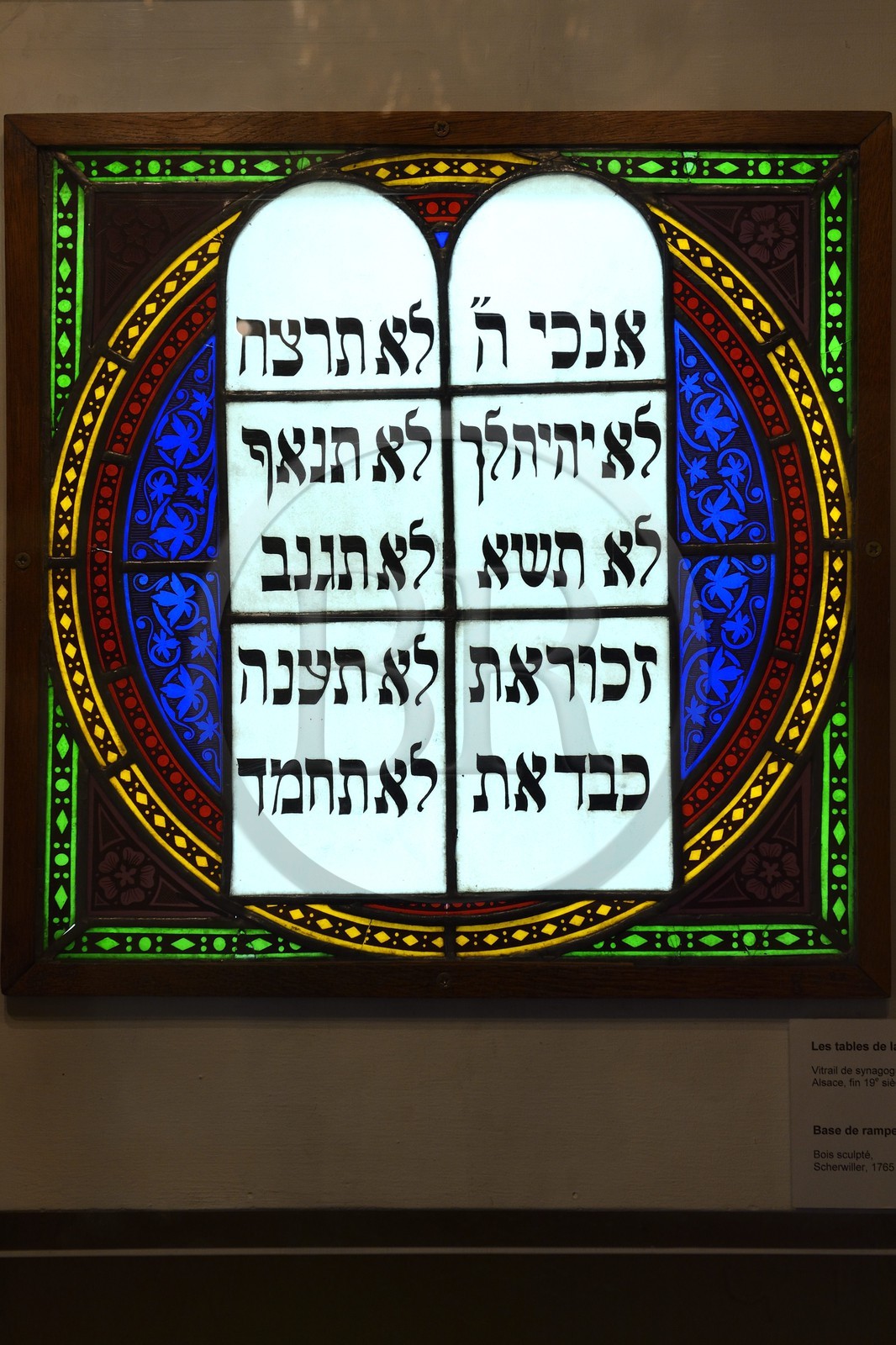 France, Bas-Rhin (67), Strasbourg, vieille ville classée au Patrimoine Mondial de l'UNESCO, le musée Alsacien, vitrail de synagogue fin du XIXème siècle, les Tables de la loi